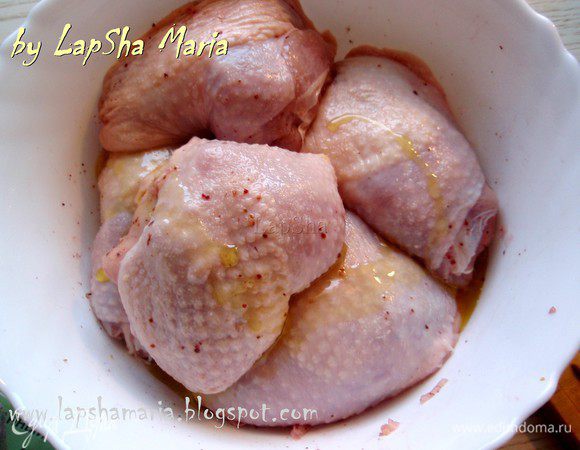 Укладываем все бедра в миску, немного сбрызгиваем оливковым маслом.