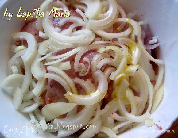 Сверху выкладываем вторую луковицу, порезанную полукольцами. Хорошенько придавим сверху тарелкой и поставим сверху что-нибудь тяжелое. Отправляем в холодильник хотя бы на полдня, а лучше на сутки. Курица хорошо промаринуется как снаружи, так и внутри.