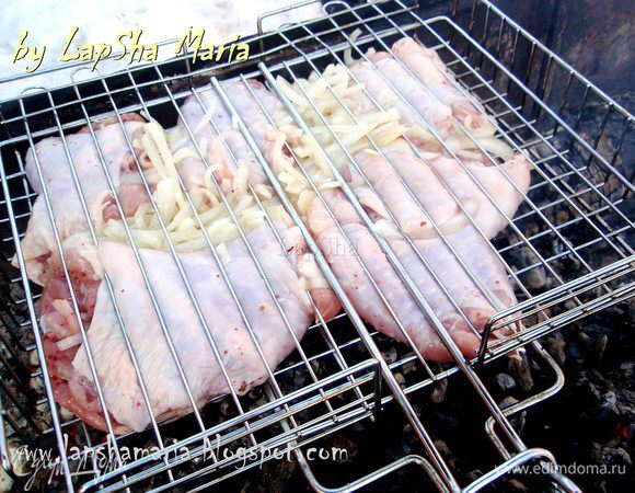 Подготовим угли. Куриные бедра выкладываем на решетку вместе с луком. Необязательно запекать на углях, уверена, что в духовке будет тоже очень вкусно. В этом случае запекайте их при температуре 200С примерно минут 35-45. 