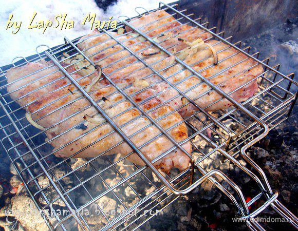 Ставим решетку с курицей на сильные угли, обжариваем с каждой стороны по 4-5 минут. Затем я чуть уменьшаю угольки (убираю в сторону немного) и продолжаю запекать курочку периодически переворачивая. 