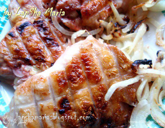 Не могу сказать вам точного времени приготовления, потому что у каждого свои угли и их температура. Курица готова, когда при глубоком надрезе из курицы выделяется прозрачный сок. Если розовый, надо поготовить ещё, если сока нет, вы уже их передержали)) У меня приготовление заняло примерно 30 минут. Хочу сказать, что на следующий день в холодном виде, тоже было очень здорово. Мне кажется, получилась бы отличная закуска или начинка для сендвича. Приятного вам аппетита! 