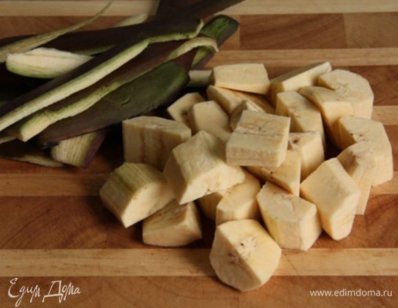 Бананы помыть и почистить. Порезать не слишком мелко.