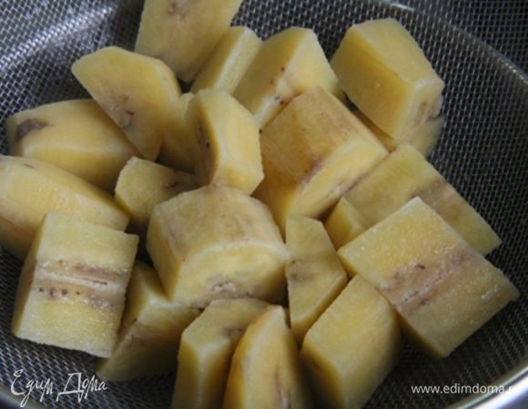 Отварить бананы. Класть в кипящую воду. Варить 10 минут. Воду солить не нужно.
Бананы откинуть в дуршлаг. Дать воде стечь.