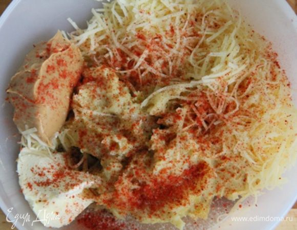 Сыр натереть на мелкой терке.
Добавить к бананам сыр, арахисовую пасту, сливочное масло, соль, приправы.