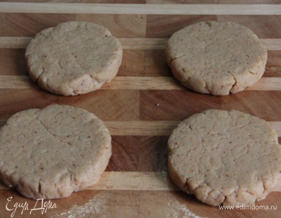 Каждый шарик расплющить и слепить лепешки, толщиной 1,5 см.