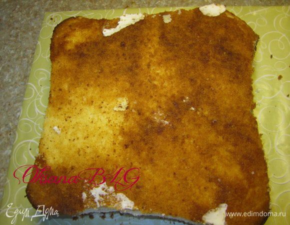 Бисквит разрезать на 3-4 коржа( в зависимости сколько будет прослоек крема). В моем варианте 2 слоя суфле, ванильное и малиновое. Поставить торт в холодильник на 3-4 часа. Когда торт пропитался, суфле застыло, достать из формы. Бока торта обрезать небольшой дугой во внутрь. Затем от каждого угла сделать срез, чтобы были остренькие уголочки. 