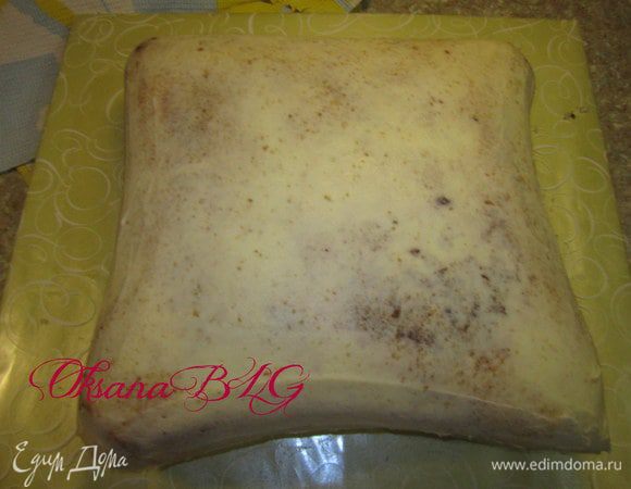 Торт обмазать масляным кремом, с двух сторон.