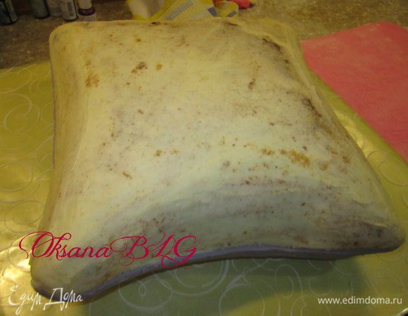 Торт перевернуть, разровнять масло.