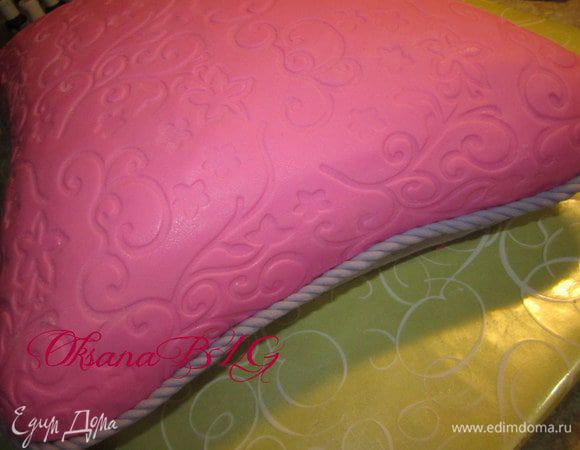 Накрыть мастикой и так же срезать остатки мастики. Стык закрыть жгутиком.