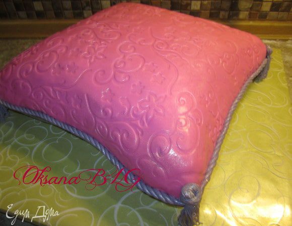 Для глянцевого эффекта торт немного "отпарить" или пройтись губкой смоченной в водке.