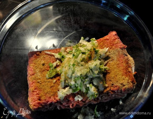 Перемешать все перечисленные компоненты в миске и поставить в холодильник на час,прикрыв пленкой.