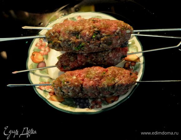 Вымыть хорошо руки и необсушивая перемешанный фарш сформировать в виде толстых колбасок на небольших шампурах/всего будет 4 порции шампура/