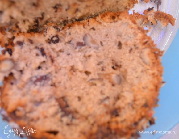 Приготовление: Масло с сахаром и желтками взбить до получения однородной пены и полного растворения кристаллов сахара, добавить стружку шоколада и тонко измельченные орехи. Тонкой струйкой влить молоко. Затем всыпать муку , смешанную с содой, после чего ввести взбитые в пену белки. Тесто выложить в смазанную маслом и обсыпанную мукой форму. Выпекать при температуре 180 градусов около часа. Охлажденную бабку смазать белком, взбитым с сахаром, измельченными орехами и шоколадом. МИР ВАМ! 