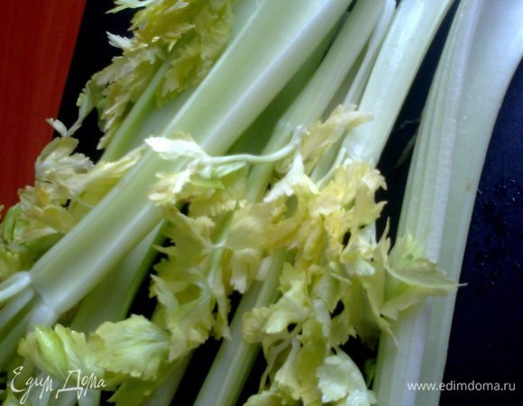 От сельдерея отрезаем прикорневую часть и только потом промываем каждый стебель.Даём стечь.