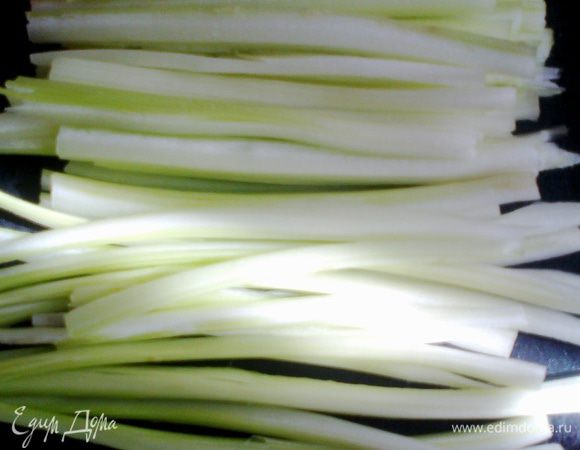 Сначала стебли режем вдоль(чем тоньше-тем вкуснее будет!)