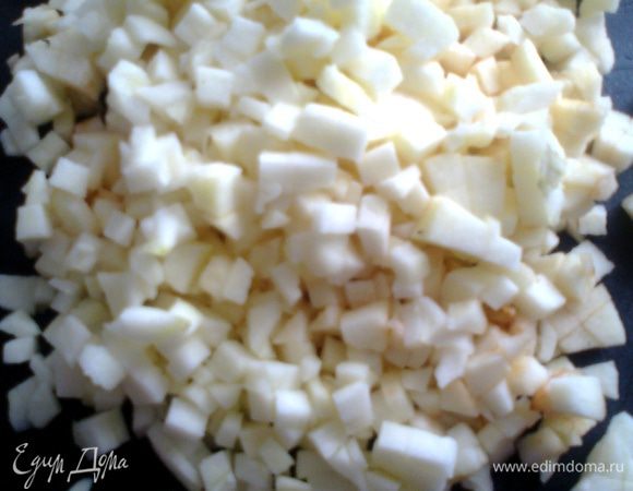 Большое яблоко(или два средних)тоже на кубики.Лучше взять зелёные сочные сорта,но у меня такие были.