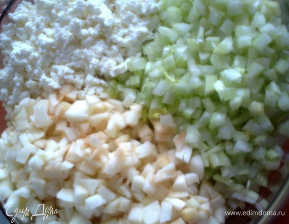 Крошим творог.