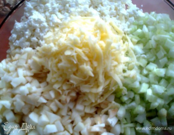 Добавляем тёртый сыр(у меня остался от пиццы,тесто которой от Дениса,кстати).Или заменить брынзой-200гр(тогда творога хватит 100гр).