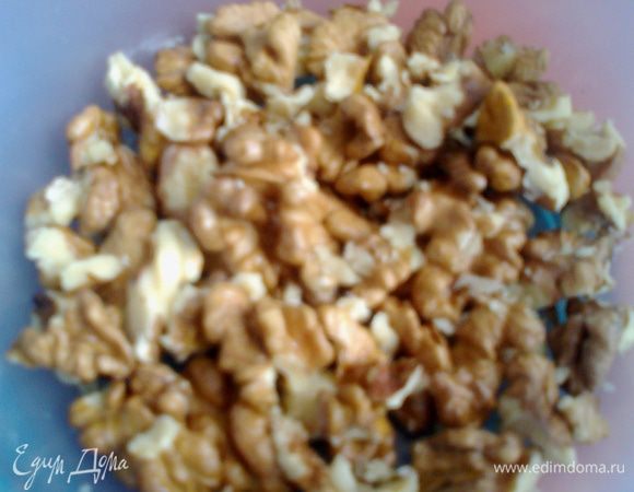 Дробим грецкие орехи,но не в крошку,а чтобы попадалось на зубок!