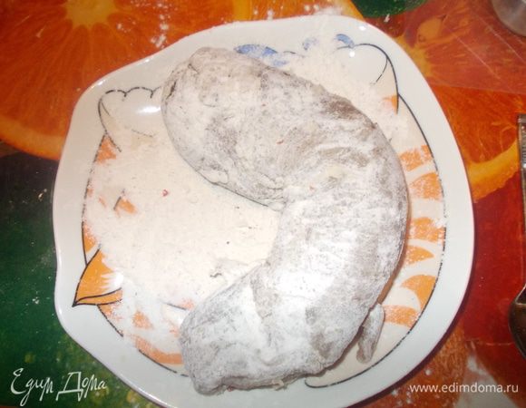 Муку смешать с солью,мускатным орехом и свежемолотым перцем и присыпать свинину со всех сторон.