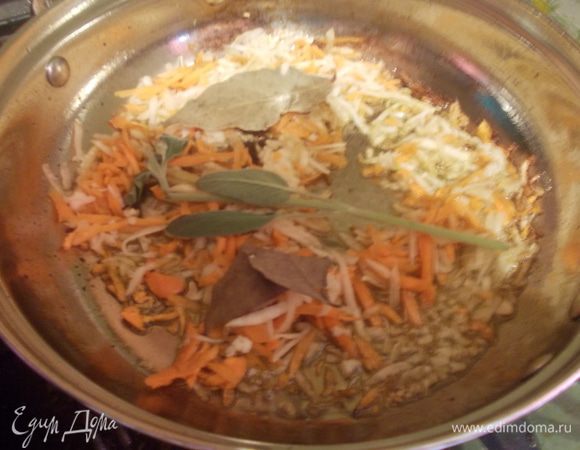 Обжарить на хорошо разогретом масле в сотейнике  свинину до легкой золотистой корочки, затем выложить ее под крышку, и обжарить все овощи, добавить лавровый лист, шалфей (его аромат очень украшает блюда из свинины)