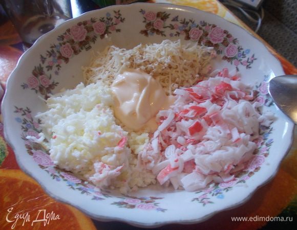 Выложить свинину, вынуть лаврушку и шалфей, соус взбить в блендере. Для салата: яйцо, сыр, крабовые палочки, чеснок натереть на мелкой терке.