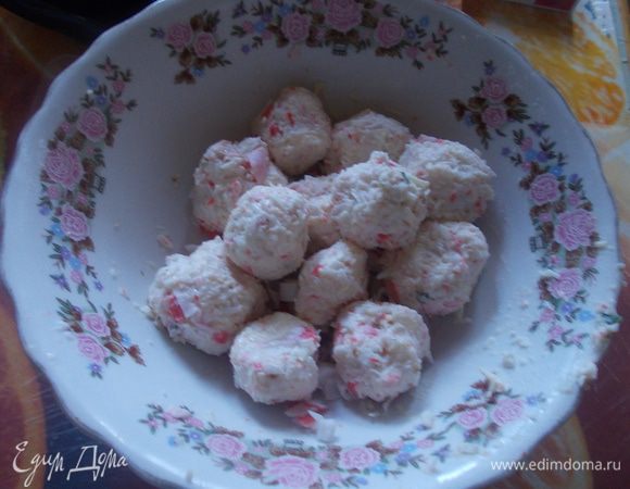 Добавить к салату ложку майонеза, перемешать и слепить шарики.