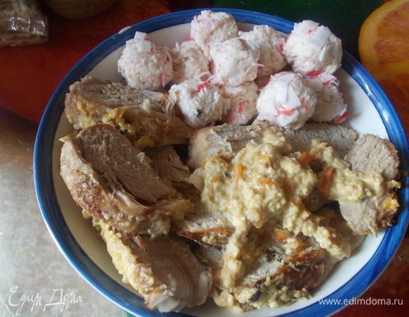 Свинину нарезать ломтиками, выложить на блюдо,полить соусом (по желанию посыпать свежей порубленной петрушкой), далее выложить салатные шарики. ПРИЯТНОГО АППЕТИТА!