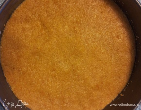 Печенье измельчаем в блендере, добавляем мазанную пудру, растопленое масло и чательно вымешиваем. Затем выкладываем в смазаную маслом форму и ровняем. Ставим в разогретую до 180 градусов духовку на 10 минут. Затем остудить в форме. 