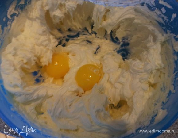 Убавляем пыл в нашей духовке до 160 и делаем мусс. Отделяем белки от желтков. Маскарпоне взбиваем с сахарной пудрой, добавляем сок, ванилин и желтки. 