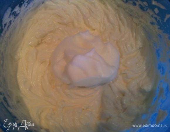 Белки взбиваем до пиков и аккуратно добавляем к маскарпоне. Перемешиваем и выкладываем на нашу основу. Выпекаем 25 минут.