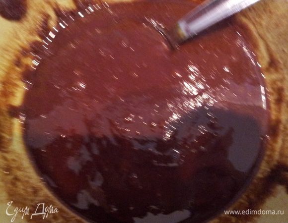 Займемся глазурью. Шоколад и масло растопить, аккуратно перемишать и оставить остывать.