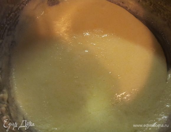 Желтки ставим на водяную баню, добавляем сахарную пудру. Постоянно мешаем минут 7 до загустения. Добавляем в шоколадную массу, Перемешиваем. На пару минут ставим в холодильник. Затем добавляем сливки, хорошо Перемешиваем и выкладываем на нашу основу и мусс. Украшаем конфетками m&m. 