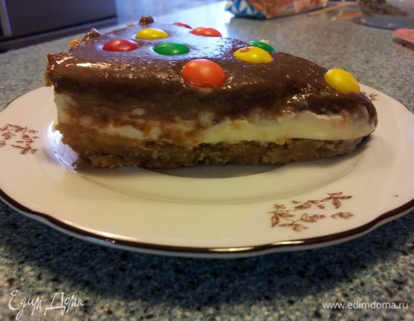  Затем добавляем сливки, хорошо Перемешиваем и выкладываем на наш тортик. Ставим в холодильник до остывания. Лучше на ночь. Украшаем конфетками m&m. 