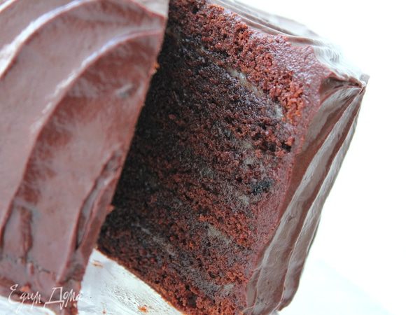 ***мои комментарии - торт очень насыщен по вкусу, он достаточно тяжелый по весу, хоть и небольшой в диаметре, поэтому пишу количество порций на 12 человек,потому как его много не съешь, он плотный и даже от маленького кусочка получаешь всю гамму вкусового наслаждения!... Карамели можно не жалеть и поливать щедро, все впитается:)