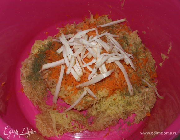 Картофель и морковь мелко натереть (соломкой), добавить соль, перец, зелень и мелко нарезанное сало. Я не люблю, когда картофель натирают как «пюре» и добавляют муку. Вообще везде, где можно обойтись без муки, я стараюсь без нее обходиться;) 
Хорошо перемешать. 