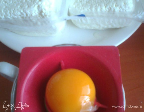 Желтки отделяем от белков.