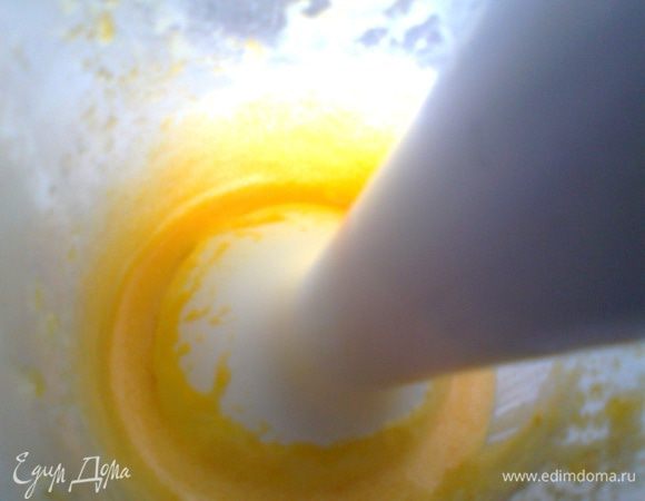 Взбиваем их в блендере с сахаром пока не побелеют.