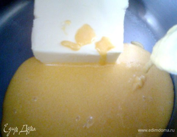 Ставим на маленький огонь в кастрюле с толстым дном топиться масло и желтковую массу,помешивая.