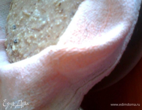 Готовим марлю или тонкое полотенце на сито над кастрюлей.