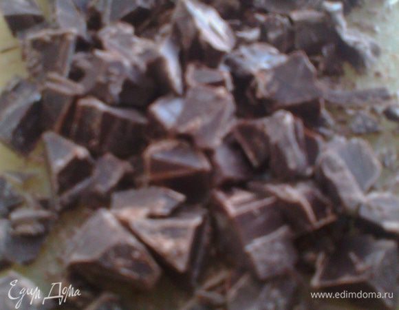 Рубим шоколад на кусочки.