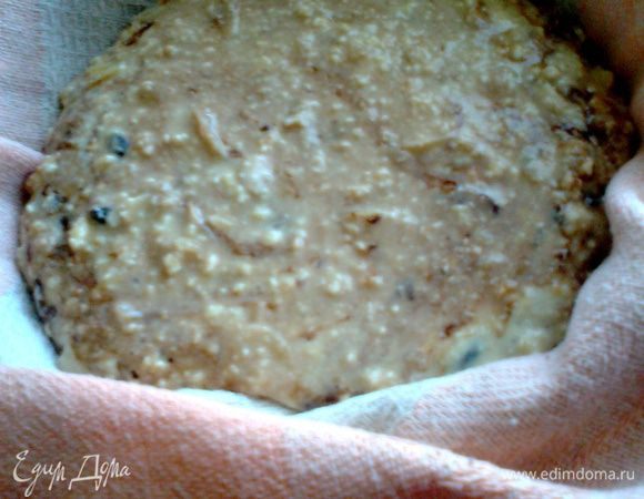 Выкладываем загустевшую массу,прикрываем тарелкой с грузом и оставляем в холоде на 6 часов для отделения сыворотки.Её количество зависит от влажности творога.У меня творог зернистый сухой,поэтому мало было.