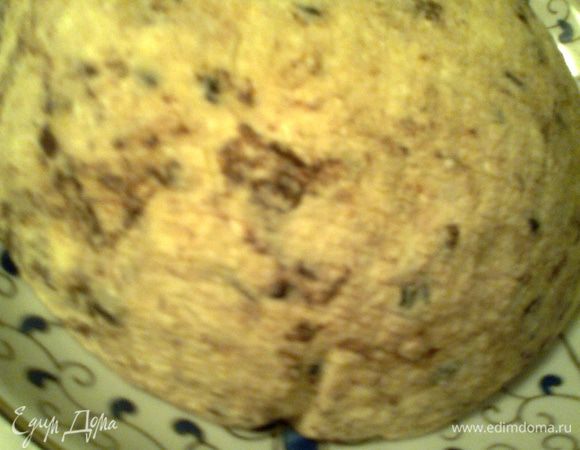 Переворачиваем готовую ароматную пасху на блюдо и украшаем миндалём и шоколадом!