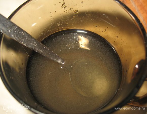 В теплом уксусе разводим сахар и соль.