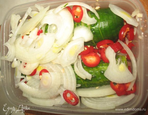 Укладываем в контейнер огурцы, лук, перец и заливаем маринадом. Ставим в холодильник не менее чем на 2 часа и можно употреблять.