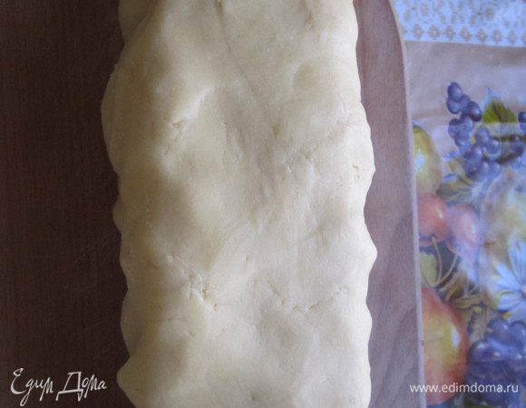 Добавляем размягчённый маргарин и 4 стакана муки (постепенно). Подчеркну один важный момент: ни в коем случае нельзя добавлять больше муки, так как от этого зависит мягкость готовых коржей, ну а значит и вкус торта. Чтобы удобнее было раскатывать тесто нужно поставить его на некоторое время в холодильник.