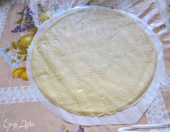 Делим тесто на 10 частей (диаметр моих коржей - 24). Я раскатываю на пергаменте, чтобы удобнее было переносить на противень. Нужно часто наколоть вилкой корж, чтоб не вздулся при выпекании.