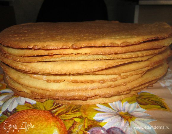 Выпекаем коржи в заранее разогретой до 180 градусов духовке около 5 минут (в зависимости от духовки).