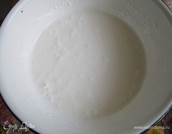 Для крема взбиваем сметану с сахаром. Вообще-то по рецепту сметаны нужно брать 750 г, но мне хватает и 450 г.