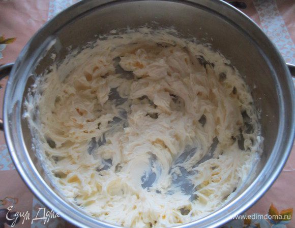 Отдельно нужно взбить размягчённое сливочное масло.